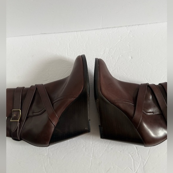 Frye Brown Wedge Heel Ankle Booties Boots with Gold Buckle Women Size 6.5 - Picture 7 of 13